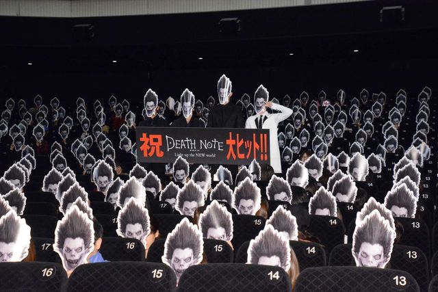 東出昌大、池松壮亮、菅田将暉が観客と触れ合う！初日舞台あいさつフォトギャラリー（3枚目）