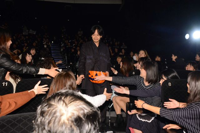 東出昌大、池松壮亮、菅田将暉が観客と触れ合う！初日舞台あいさつフォトギャラリー（4枚目）