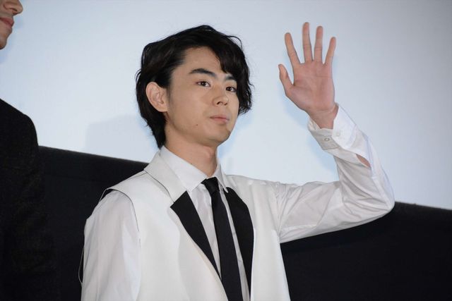 東出昌大、池松壮亮、菅田将暉が観客と触れ合う！初日舞台あいさつフォトギャラリー（5枚目）