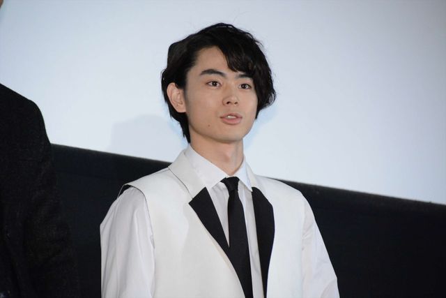東出昌大、池松壮亮、菅田将暉が観客と触れ合う！初日舞台あいさつフォトギャラリー（6枚目）