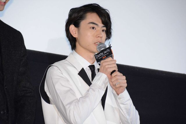 東出昌大、池松壮亮、菅田将暉が観客と触れ合う！初日舞台あいさつフォトギャラリー（9枚目）