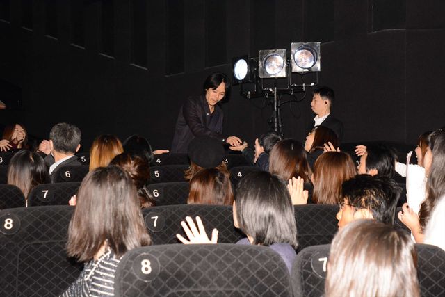 東出昌大、池松壮亮、菅田将暉が観客と触れ合う！初日舞台あいさつフォトギャラリー（12枚目）