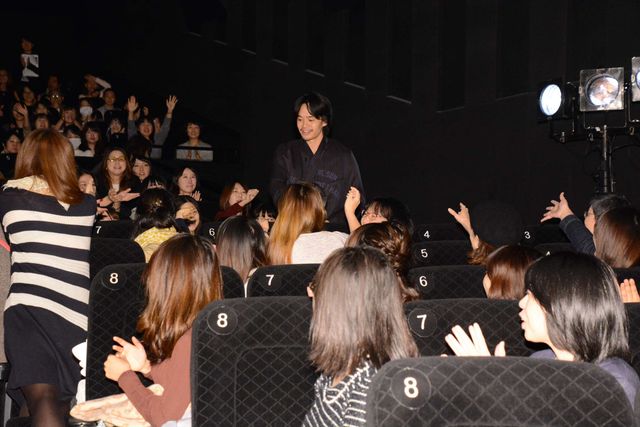 東出昌大、池松壮亮、菅田将暉が観客と触れ合う！初日舞台あいさつフォトギャラリー（13枚目）