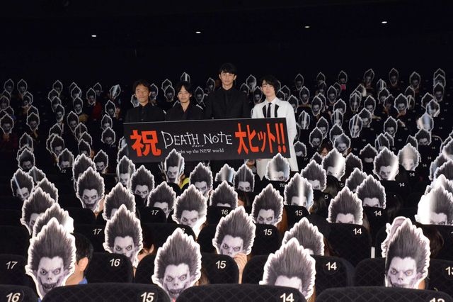 東出昌大、池松壮亮、菅田将暉が観客と触れ合う！初日舞台あいさつフォトギャラリー（14枚目）