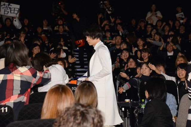東出昌大、池松壮亮、菅田将暉が観客と触れ合う！初日舞台あいさつフォトギャラリー（16枚目）