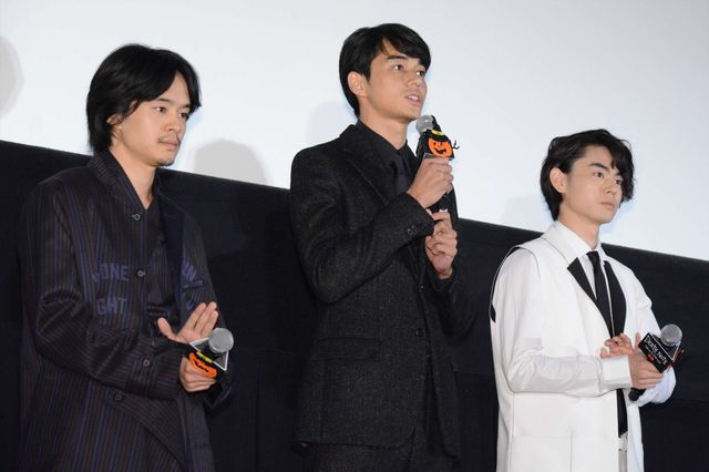 東出昌大、池松壮亮、菅田将暉が観客と触れ合う！初日舞台あいさつフォトギャラリー（17枚目）