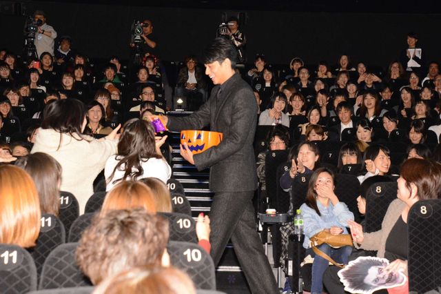 東出昌大、池松壮亮、菅田将暉が観客と触れ合う！初日舞台あいさつフォトギャラリー（21枚目）