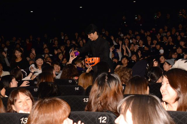 東出昌大、池松壮亮、菅田将暉が観客と触れ合う！初日舞台あいさつフォトギャラリー（22枚目）