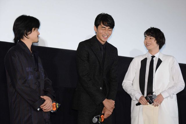 東出昌大、池松壮亮、菅田将暉が観客と触れ合う！初日舞台あいさつフォトギャラリー（23枚目）