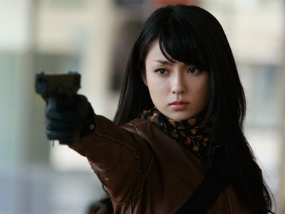 銃を手に凛々しい姿の深田恭子！