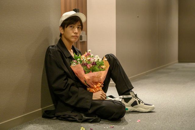 岩田剛典、花束が似合う！映画『空に住む』劇中カット：フォトギャラリー