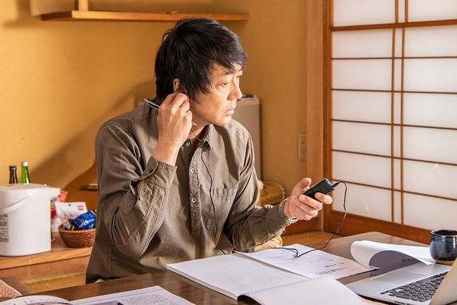 岩田剛典、花束が似合う！映画『空に住む』劇中カット（2枚目）