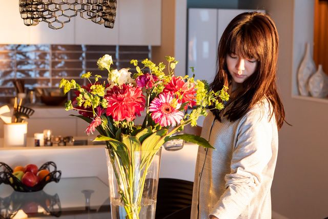 岩田剛典、花束が似合う！映画『空に住む』劇中カット（3枚目）