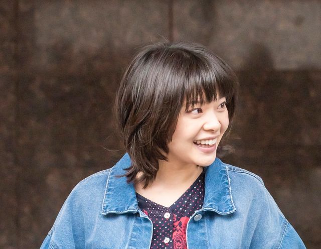 岩田剛典、花束が似合う！映画『空に住む』劇中カット（4枚目）