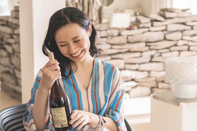 岩田剛典、花束が似合う！映画『空に住む』劇中カット（5枚目）