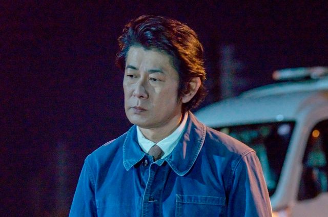 岩田剛典、花束が似合う！映画『空に住む』劇中カット（6枚目）