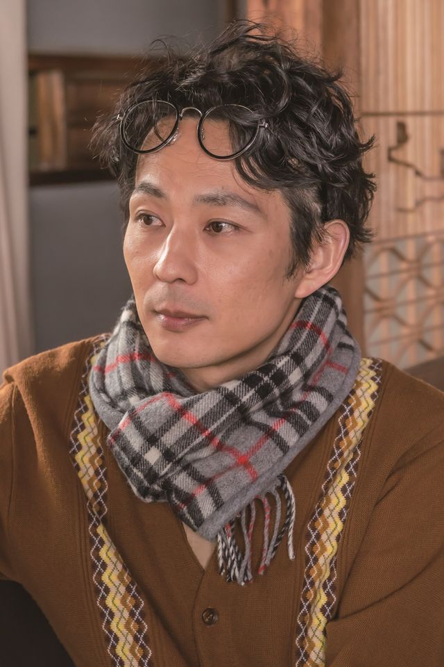 岩田剛典、花束が似合う！映画『空に住む』劇中カット（7枚目）