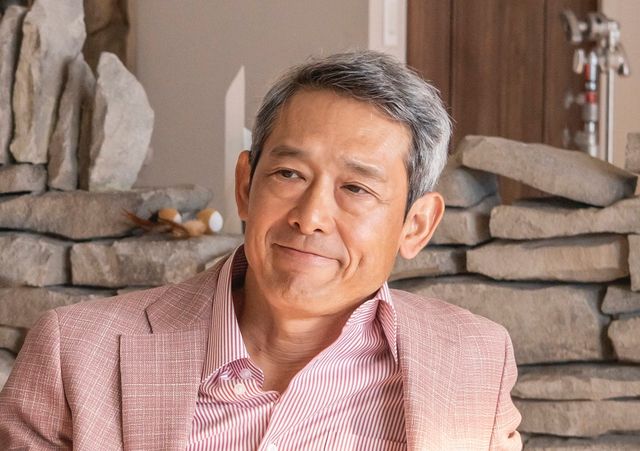 岩田剛典、花束が似合う！映画『空に住む』劇中カット（8枚目）