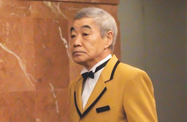 岩田剛典、花束が似合う！映画『空に住む』劇中カット（9枚目）