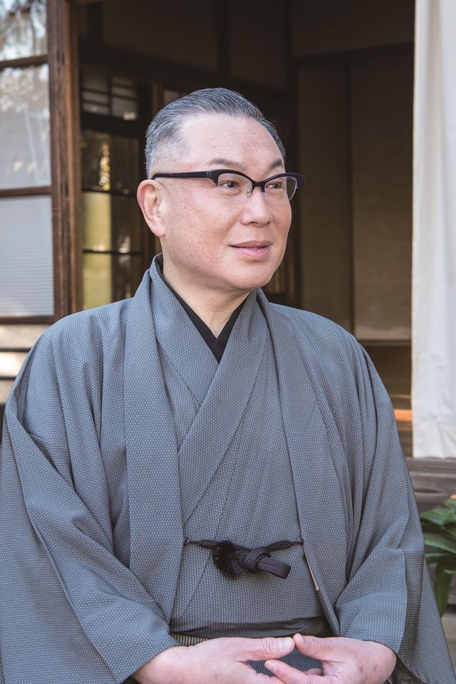 岩田剛典、花束が似合う！映画『空に住む』劇中カット（10枚目）