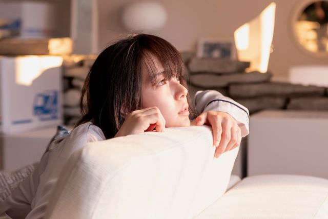 岩田剛典、花束が似合う！映画『空に住む』劇中カット（11枚目）