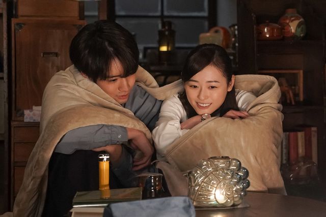 毛布にくるまる貴司＆舞…「舞いあがれ！」第109回の場面写真：フォトギャラリー