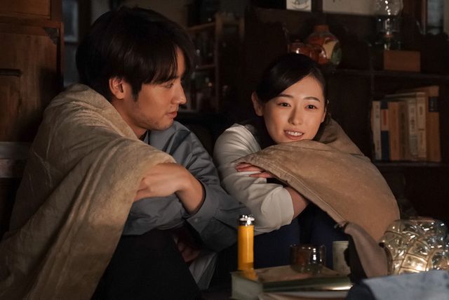 毛布にくるまる貴司＆舞…「舞いあがれ！」第109回の場面写真（2枚目）