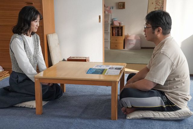 毛布にくるまる貴司＆舞…「舞いあがれ！」第109回の場面写真（4枚目）