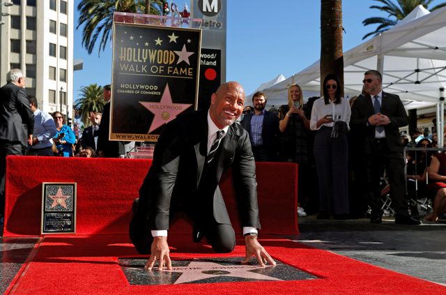 12月14日、プロレスラー出身の米俳優、ザ・ロックことドウェイン・ジョンソン（45）が13日、ハリウッドの殿堂入りを果たし、ロサンゼルスにある「ウォーク・オブ・フェイム」で星形のプレートに名前が刻まれた