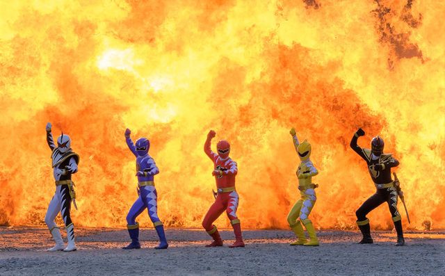 アバレッド新フォーム・超アバレマックス誕生！『爆竜戦隊アバレンジャー 20th』場面写真（2枚目）