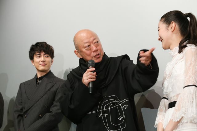 「あ～ん」される間宮祥太朗！『全員死刑』初日舞台あいさつ（3枚目）