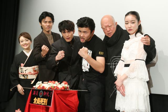 「あ～ん」される間宮祥太朗！『全員死刑』初日舞台あいさつ（10枚目）