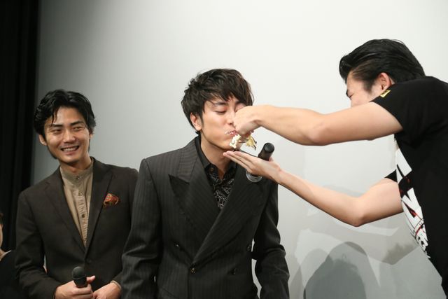 「あ～ん」される間宮祥太朗！『全員死刑』初日舞台あいさつ（11枚目）