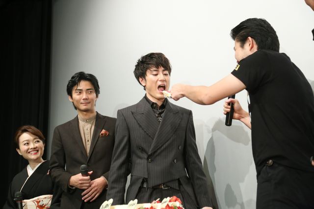 「あ～ん」される間宮祥太朗！『全員死刑』初日舞台あいさつ（12枚目）