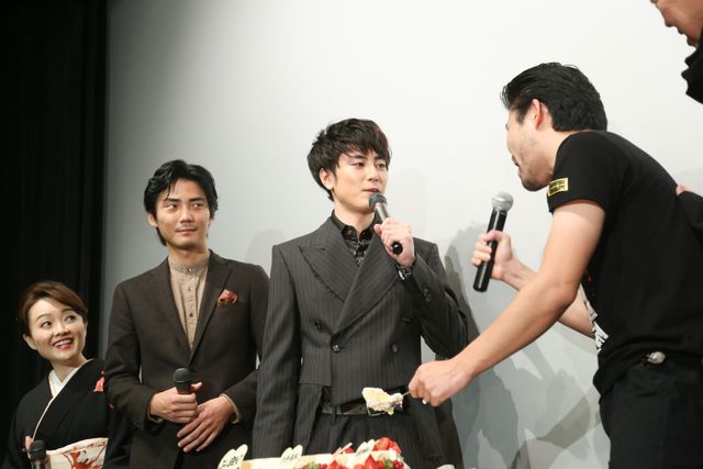 「あ～ん」される間宮祥太朗！『全員死刑』初日舞台あいさつ（13枚目）