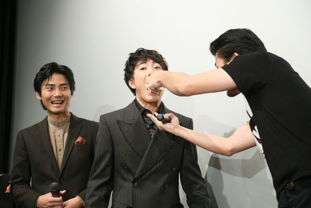 「あ～ん」される間宮祥太朗！『全員死刑』初日舞台あいさつ（14枚目）