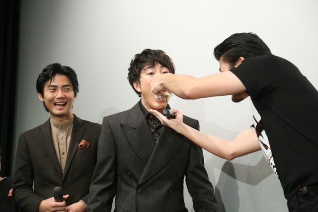 「あ～ん」される間宮祥太朗！『全員死刑』初日舞台あいさつ（15枚目）