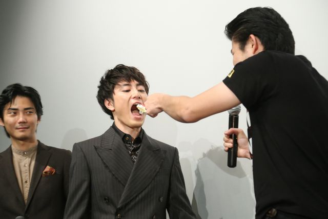 「あ～ん」される間宮祥太朗！『全員死刑』初日舞台あいさつ（17枚目）