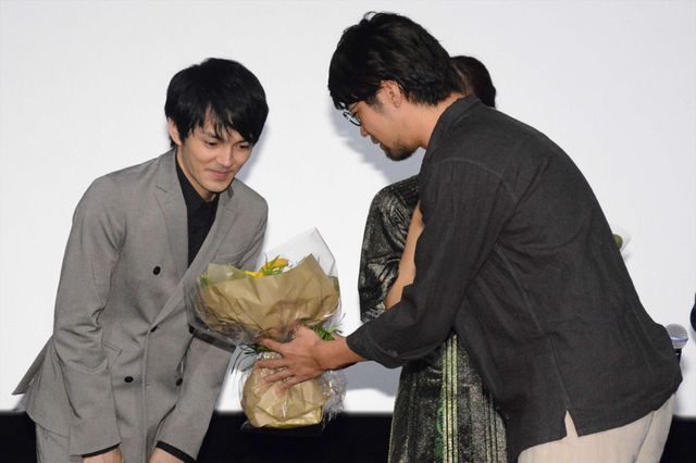 林遣都、男性とのキスシーンにも挑戦！『にがくてあまい』初日舞台挨拶フォトギャラリー（17枚目）