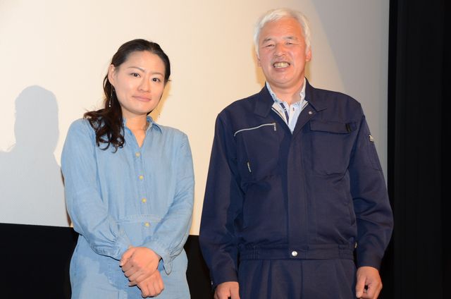 福島県富岡町の様子に迫ったドキュメンタリー映画の初日舞台あいさつが行われ中村真夕監督（左）、松村直登さんが出席した