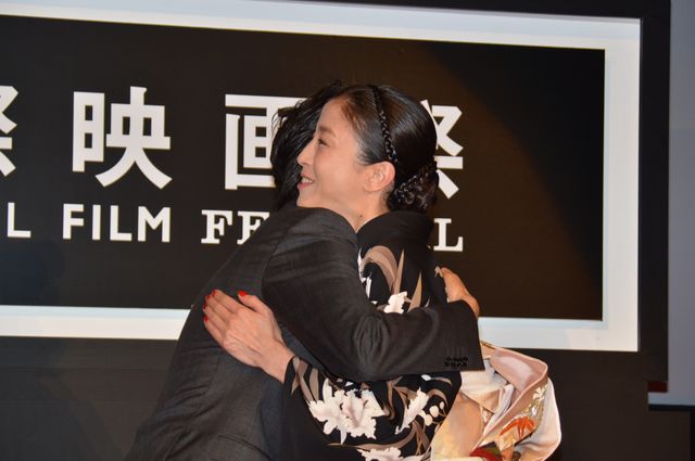 喜びの抱擁！宮沢りえ、11年ぶり4人目の快挙【第27回東京国際映画祭クロージングセレモニー写真ギャラリー】：フォトギャラリー