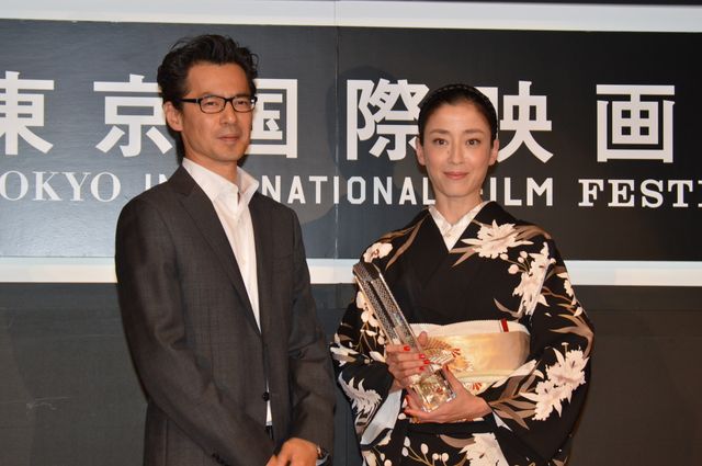 喜びの抱擁！宮沢りえ、11年ぶり4人目の快挙【第27回東京国際映画祭クロージングセレモニー写真ギャラリー】（2枚目）
