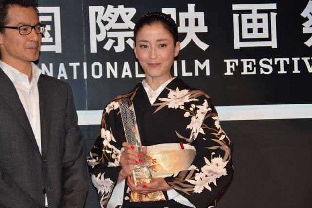 喜びの抱擁！宮沢りえ、11年ぶり4人目の快挙【第27回東京国際映画祭クロージングセレモニー写真ギャラリー】（3枚目）