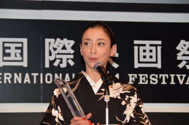 喜びの抱擁！宮沢りえ、11年ぶり4人目の快挙【第27回東京国際映画祭クロージングセレモニー写真ギャラリー】（5枚目）