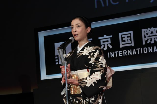 喜びの抱擁！宮沢りえ、11年ぶり4人目の快挙【第27回東京国際映画祭クロージングセレモニー写真ギャラリー】（6枚目）