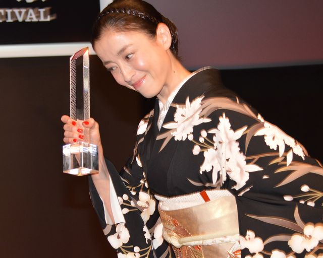 喜びの抱擁！宮沢りえ、11年ぶり4人目の快挙【第27回東京国際映画祭クロージングセレモニー写真ギャラリー】（7枚目）