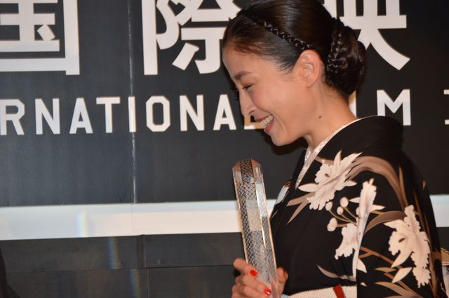 喜びの抱擁！宮沢りえ、11年ぶり4人目の快挙【第27回東京国際映画祭クロージングセレモニー写真ギャラリー】（8枚目）