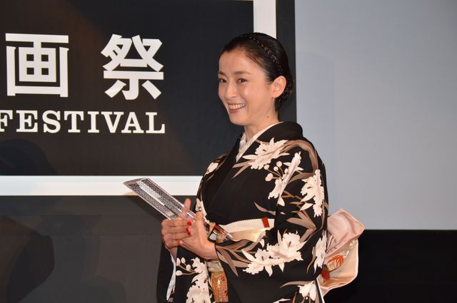 喜びの抱擁！宮沢りえ、11年ぶり4人目の快挙【第27回東京国際映画祭クロージングセレモニー写真ギャラリー】（9枚目）