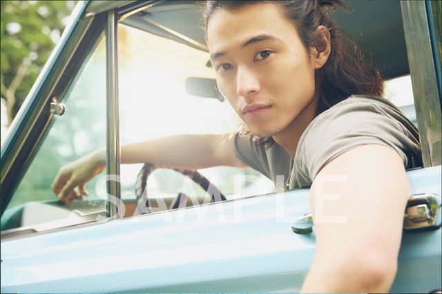 魅力的！「山崎賢人カレンダー2023」限定版表紙（3枚目）