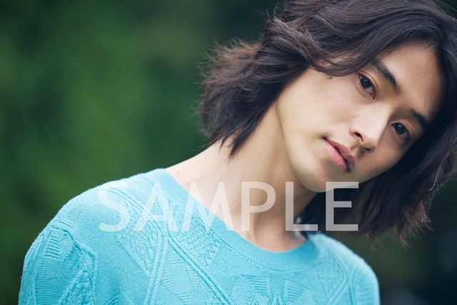 魅力的！「山崎賢人カレンダー2023」限定版表紙（5枚目）